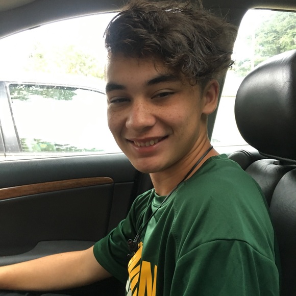 Meet your Posher, Katie the Jeans Queen!!! 👖👑 - Picture 8 of 8